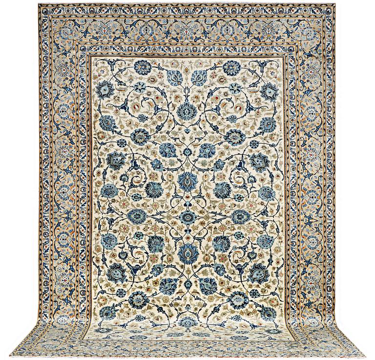 A Kashan carpet, c. 405 x 286 cm.