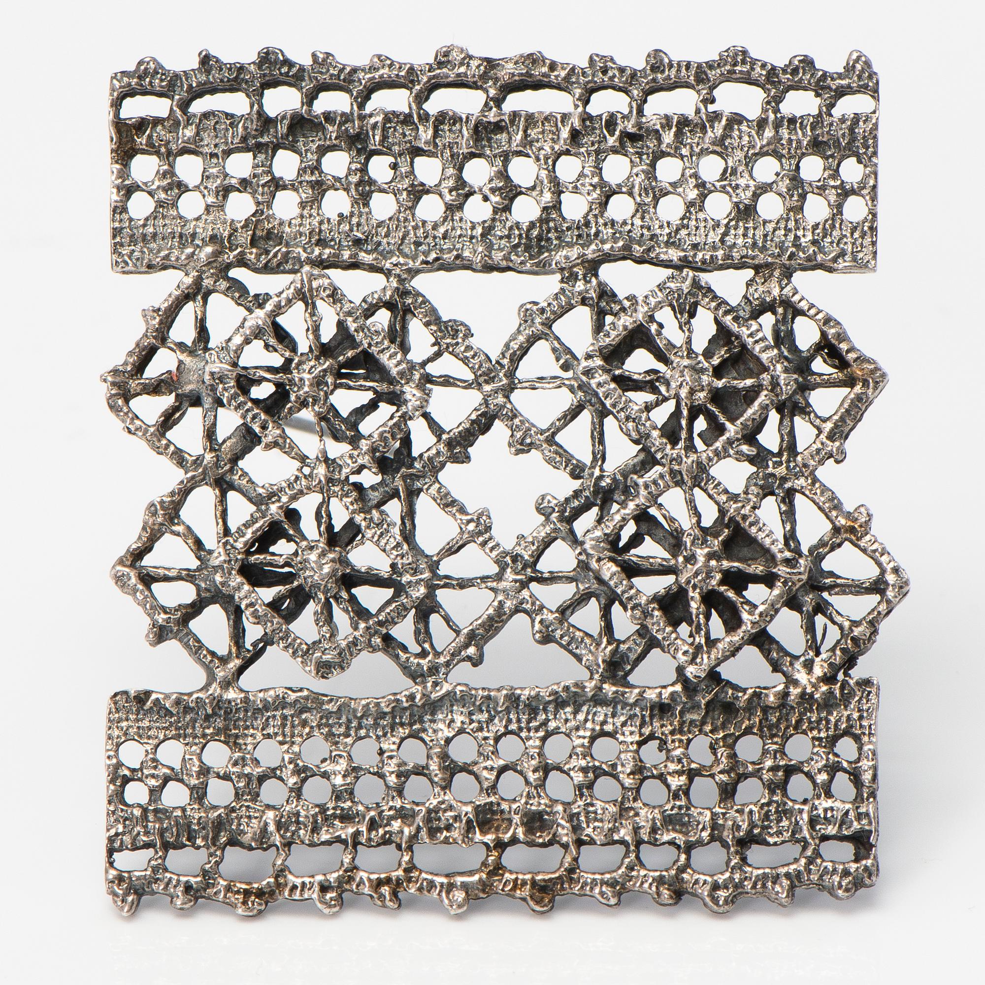 PENTTI SARPANEVA, RING, ARMBAND och BROSCH, silver, Turun Hopea, Åbo 1976-1969.