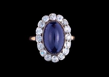 1060. RING, mörkt blå cabochonslipad safir med antikslipade diamanter, tot. ca 2 ct.