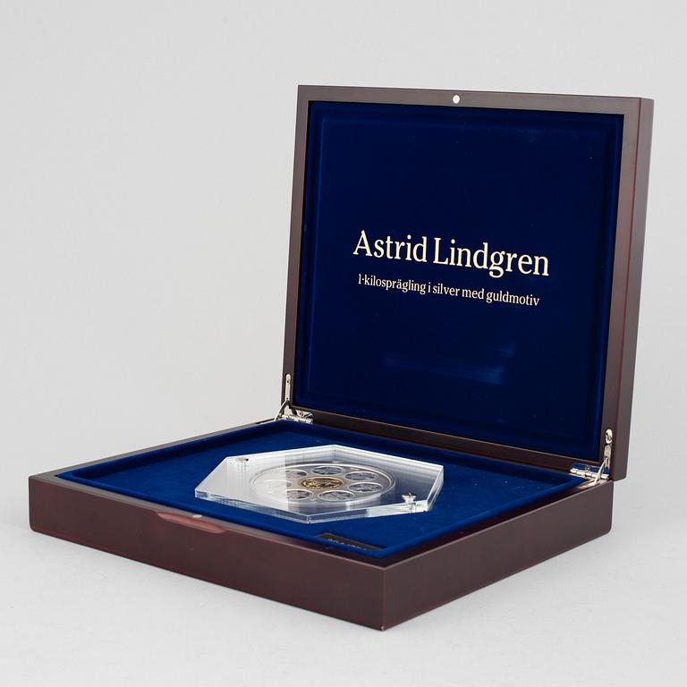 Collector's coin, Astrid Lindgrens kära barn, 1 kilo of silver, numbered 294/750, Mynthuset Sverige 2002.