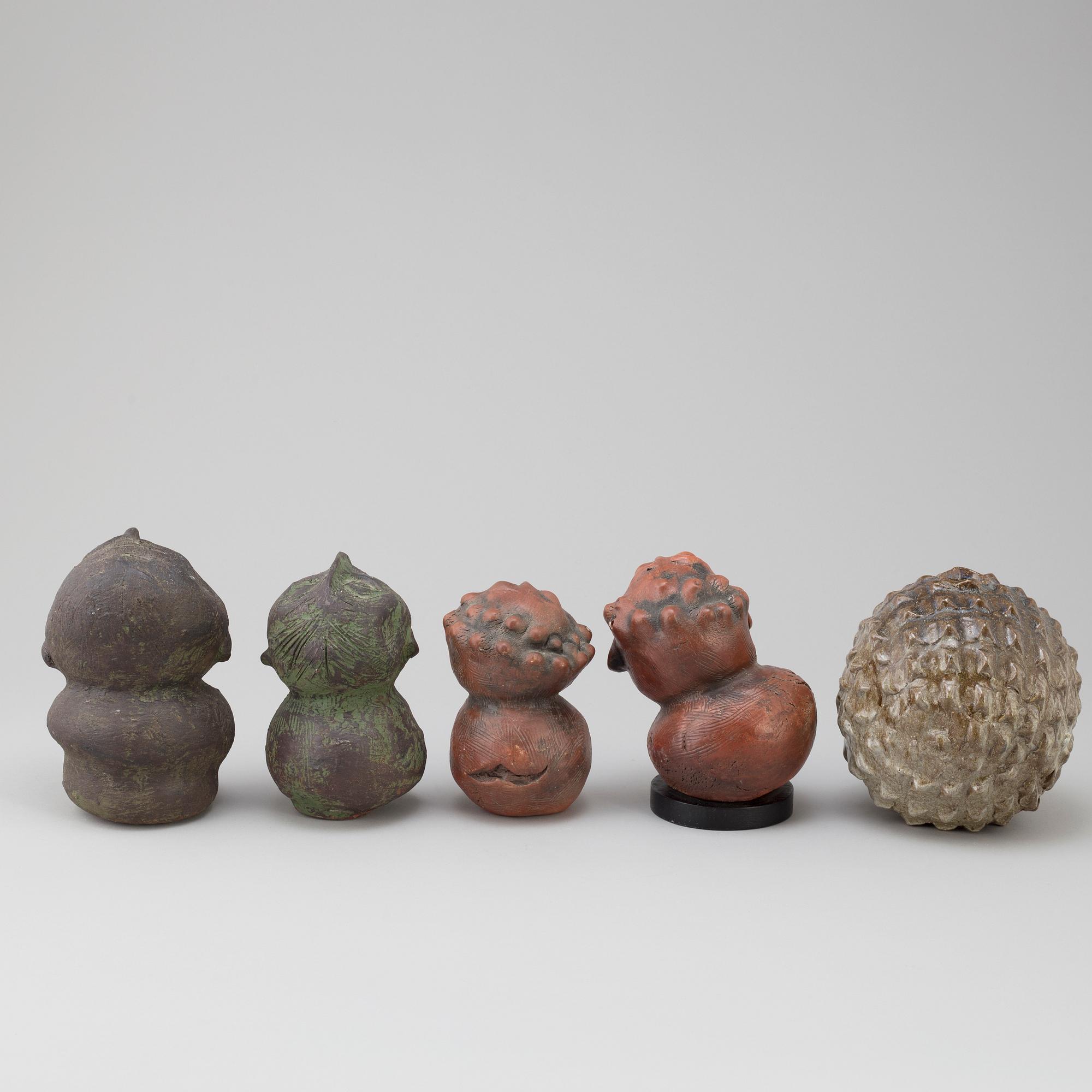 BORIS STOJKOV, skulpturer 4 st + 1 vas, signerade, stengods, Gustavsberg, 1960-/70-tal.