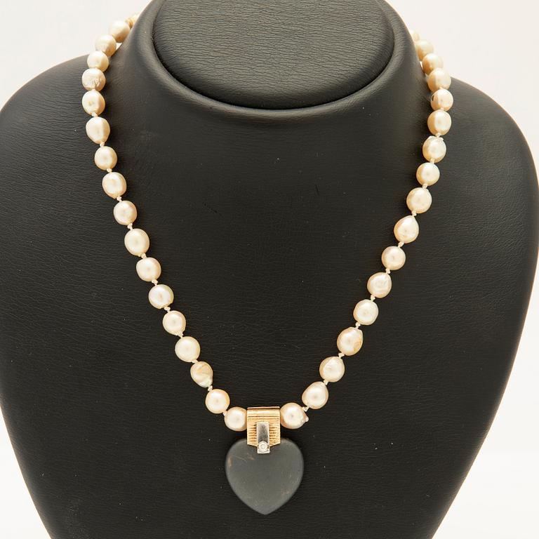 Ole Lynggaard, hänge, 14K guld med sten och diamant samt pärlcollier.