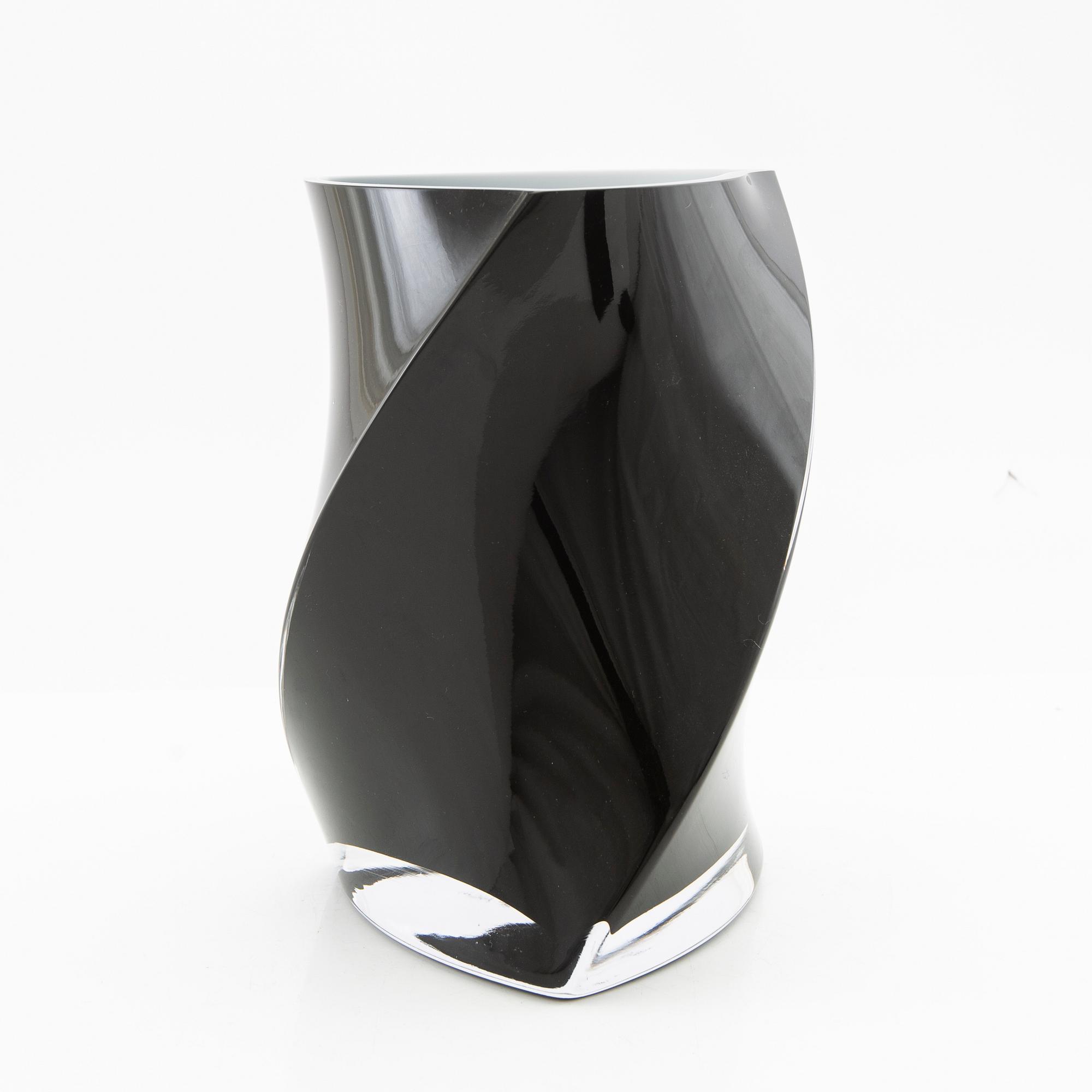 Piet Hein, vaser 2 st, "Super Vase" samt "Twister" signerade.
