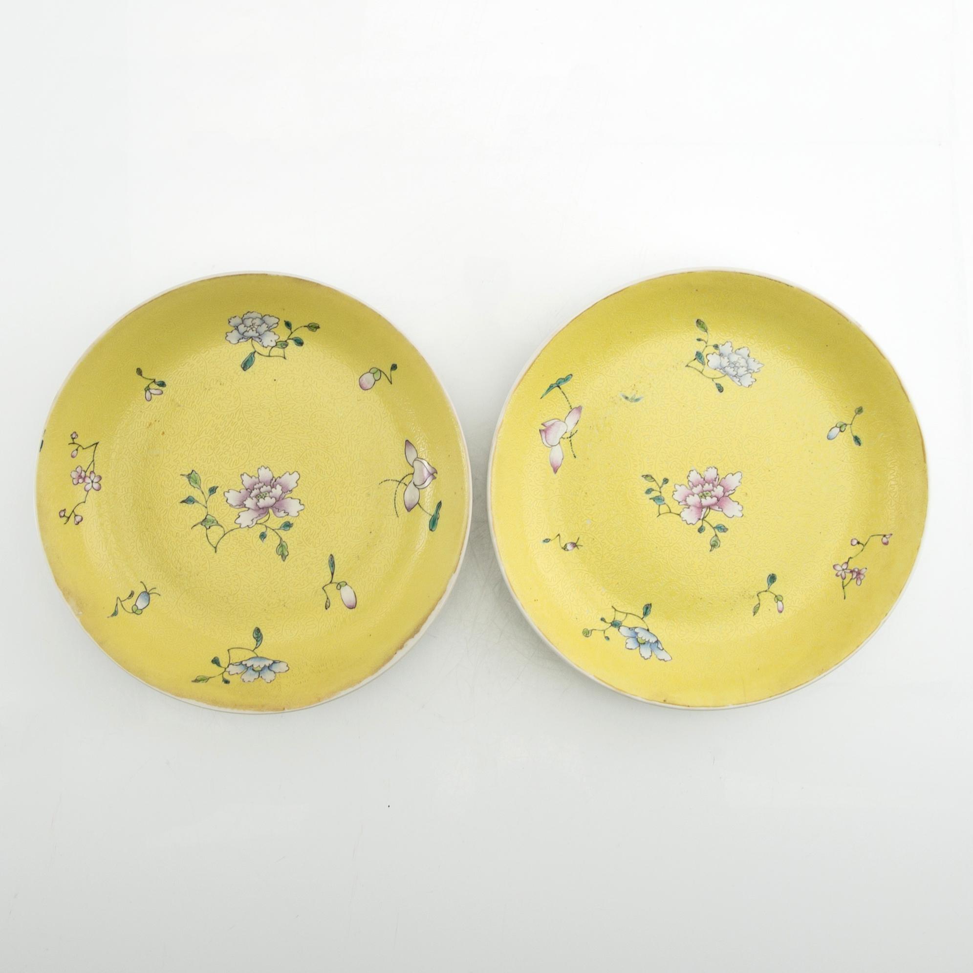 Skålfat ett par snarlika  Qing-dynastin  omkring 1900 Qianlongs märke porslin.