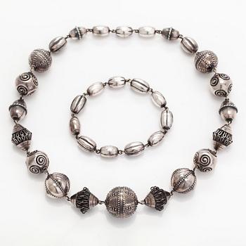 Kalevala Koru, "Halikon kääty", necklace and bracelet, silver, 1988.