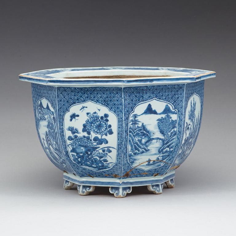 A blue and white flower pot, Qing dynasty, 18th Century.