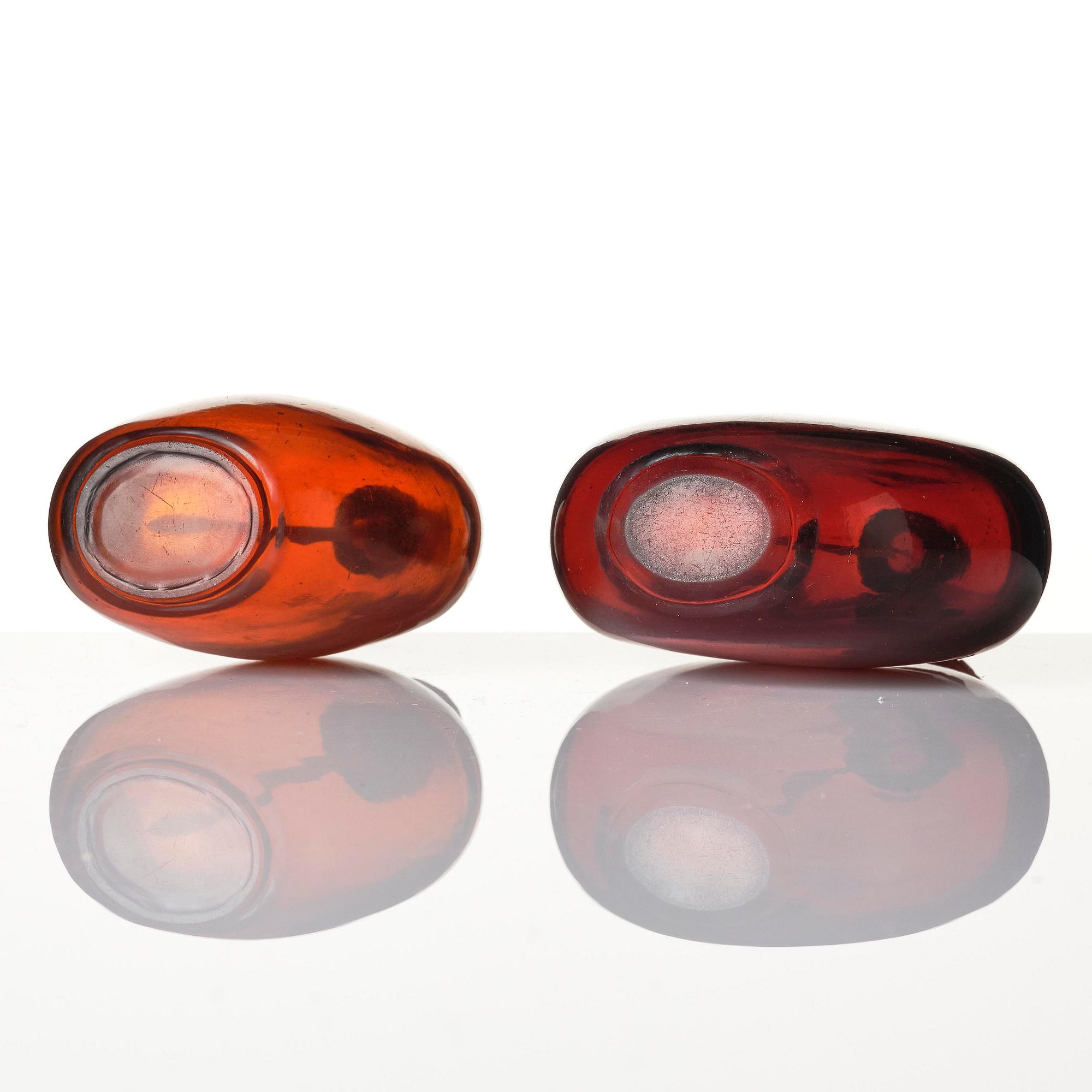 A set of two large glass snuff bottles, late Qing dynasty, circa 1900.