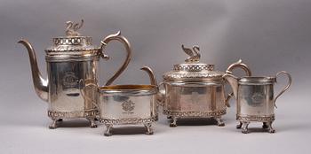 KAFFE- OCH TESERVIS, 4 delar, silver, gustaviansk stil, CG Hallberg, Stockholm, 1906. Totalvikt 2470 gram.