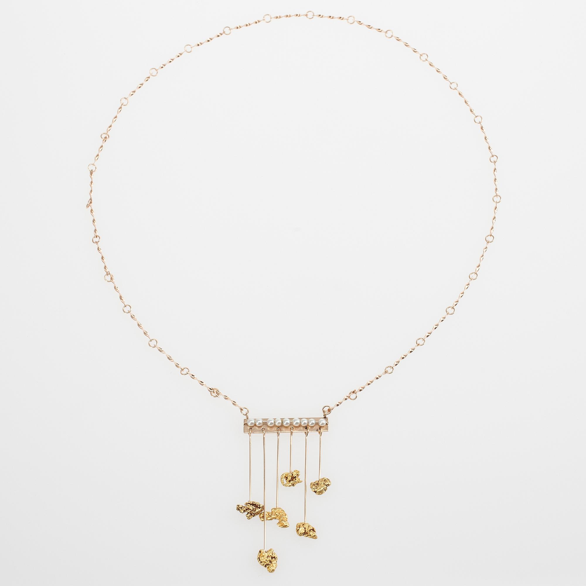 HALSSMYCKE, 14K guld, 6 st guldklimpar och pärlor. Aake Röyskö, 1967, Tammerfors. Vikt 15,9 g.