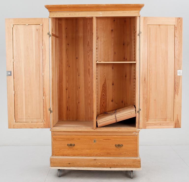 KUNGLIGT SKÅP, CE Jonssons möbleringsaffär Stockholm, 1900-talets början.