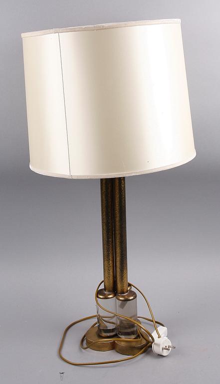 BORDSARMATURER ett par, glas och mässing. 1900-tal.