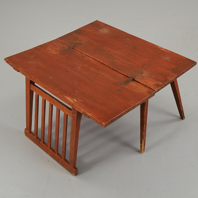 A provincial pine table/chair, 19th Century.