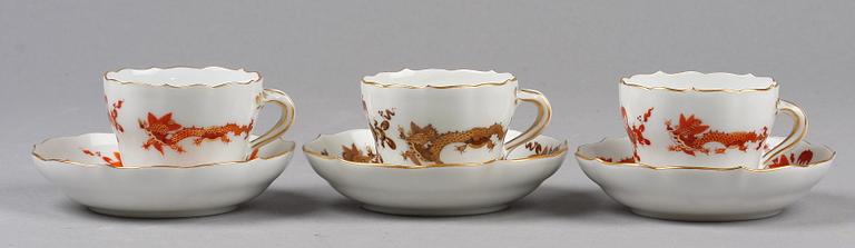 KAFFEKOPPAR MED FAT, 3 st, porslin, rokokostil, Meissen, 1900-tal.