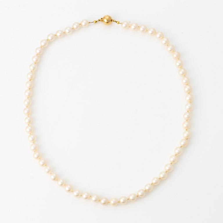 Pärlcollier, odlade pärlor, med lås i 18K guld med diamanter.