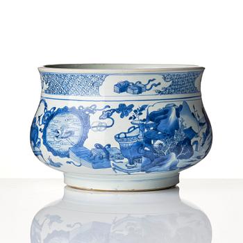 A large blue and white '100 antiques' incense burner, Qing dynasty, Kangxi (1662-1722).