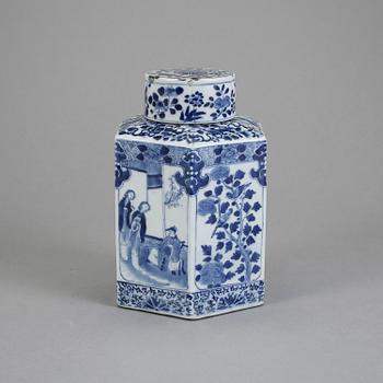 BURK MED LOCK. Porslin, Kina, 1900-tal.