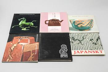 17 books and catalouges, mostly about oriental crafts, 20th century.