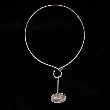 HÄNGE & COLLIER, silver. Hänget av Vivianna Torun Bülow Hübe. Collier av Ystads Guldsmedsverkstad, Ystad 2001. Ca 33 gr.