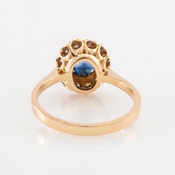 Ring Carmosé 18K gold with an oval faceted sapphire and round brilliant-cut diamonds.