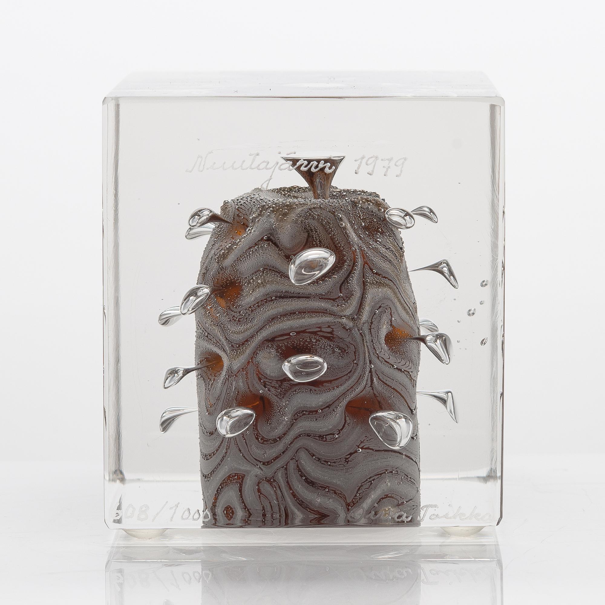 Oiva Toikka, an annual glass cube, 1979, signed Oiva Toikka, Nuutajärvi 1979, numbered 608/1000.