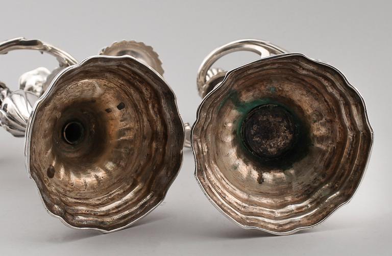 KANDELABRAR, 1 par, rokokostil, argent haché, 1800-tal.