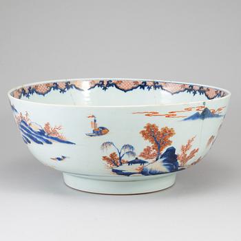 A large imari punch bowl, Qing dynasty, 18th Century.