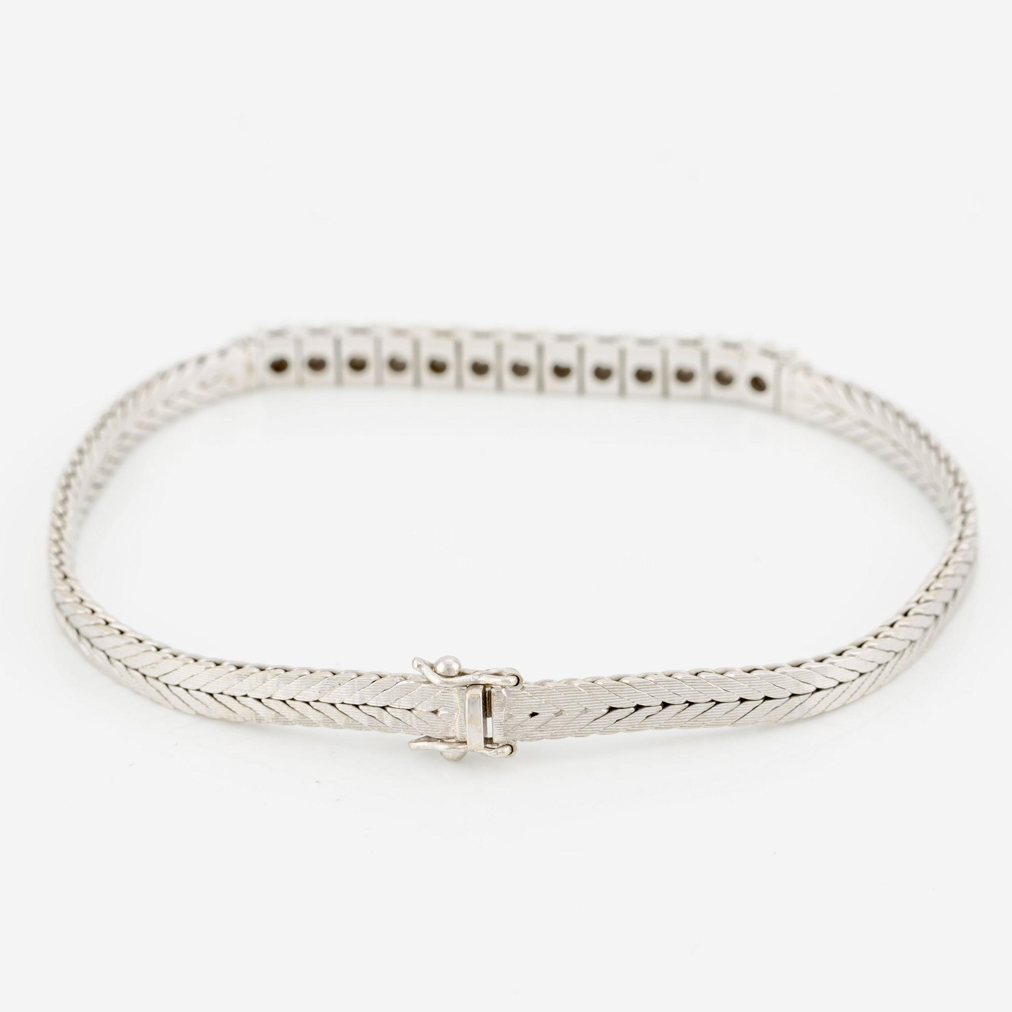 Bracelet in 18K white gold with brilliant-cut diamonds.