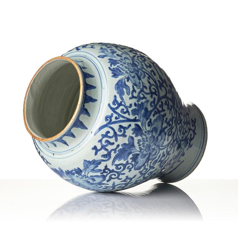 A large blue and white jar, Transition, 17th century.