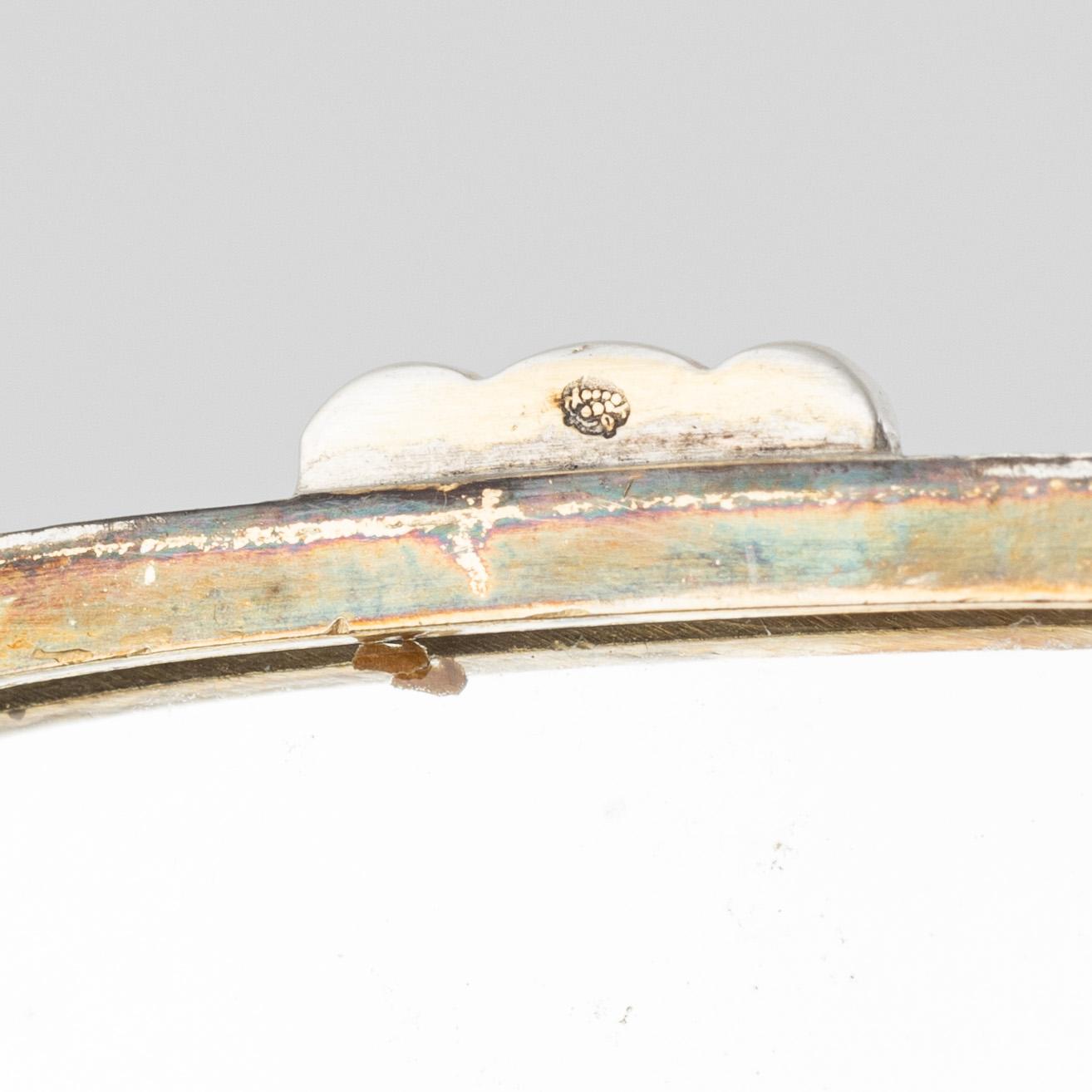 Ask, silver, lock med innefattad kinesisk nefrit relief, 1900-tal.