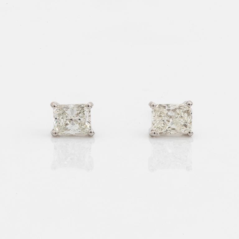 Örhängen med radiantslipade diamanter totalt 1,01 ct, med GIA dossier.