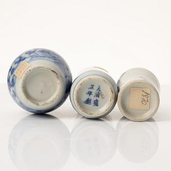A group of seven Chinese porcelain snuff bottles, late Qing dynasty and 20th century.