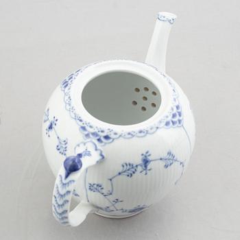 A teapot, a chocolate pot and two sugar bowls, "Blue Fluted Halv Lace"/ "Musselmalet", Royal Copenhagen.