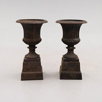 TRÄDGÅRDSURNOR, 1 par, 1900-talets andra hälft.