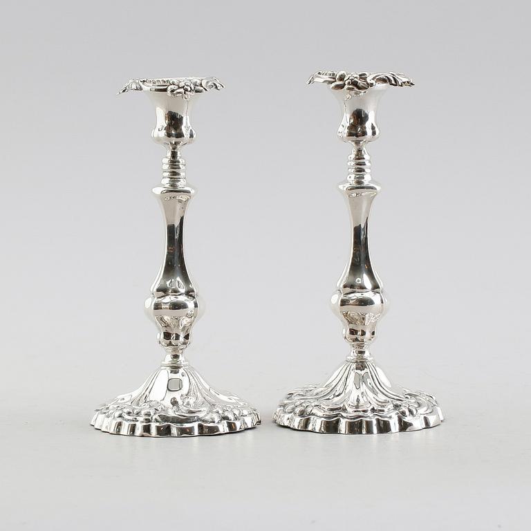LJUSSTAKAR, ett par, silver, 1861.
