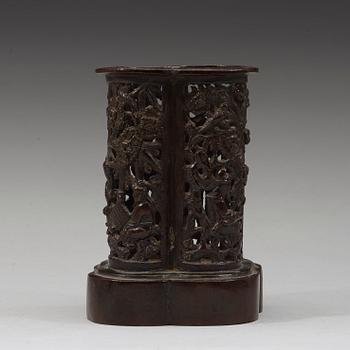 A bronze brush pot, Ming dynasty (1368-1643). With four characters mark.