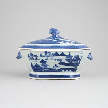 A blue and white tureen with cover, Qing dynasty, Qianlong (1736-95).