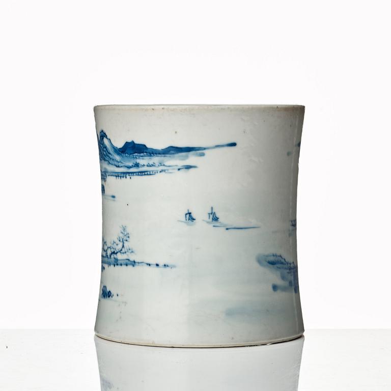 A blue and white brush pot, Qing dynasty, 19th Century.