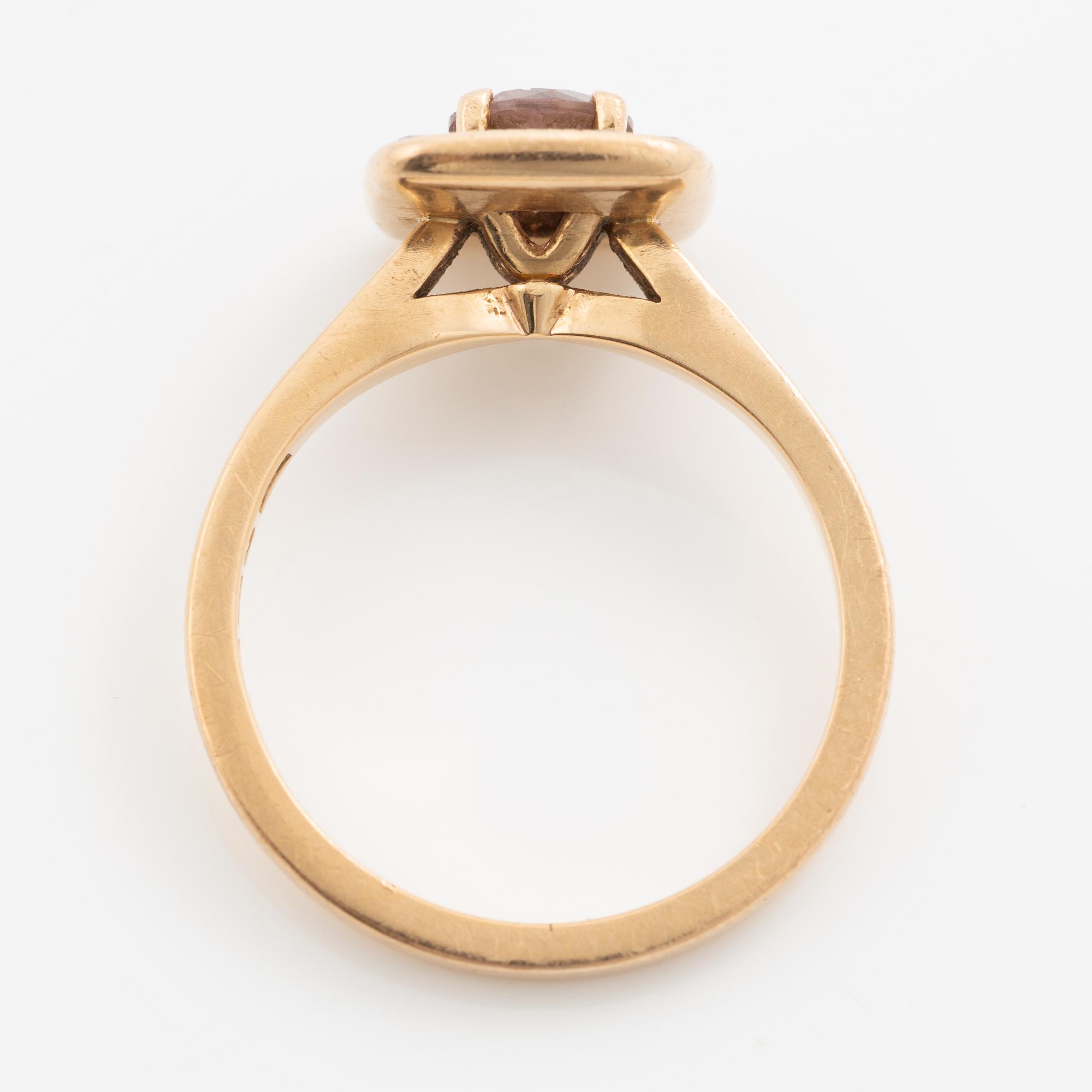Ring 18K gold with a brown stone and round brilliant-cut diamonds.