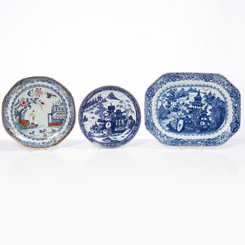 Five pieces of underglaze blue decorated porcelain, china, Qianlong (1736-95) & Jiaqing (1796-1822).