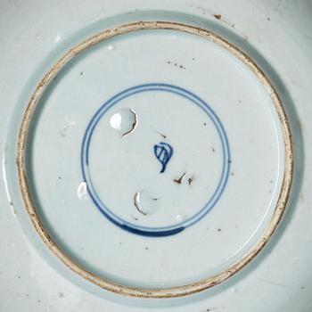 A pair of famille verte dishes, Qing dynasty, Kangxi (1662-1722).