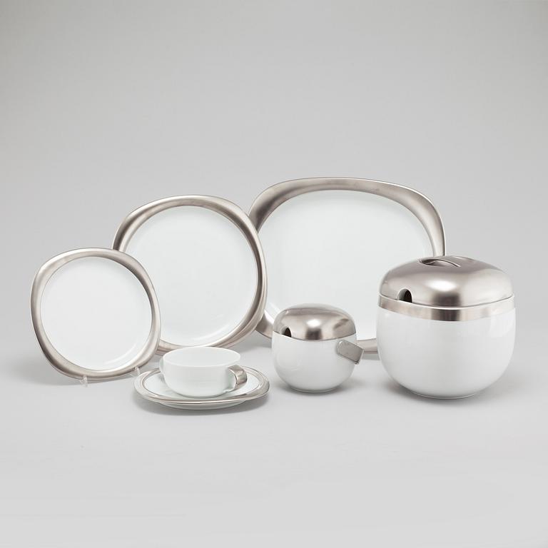 21 pieces of "Suomi" porcelain table ware, designed in 1976 by Timo Sarpaneva for Rosenthal.