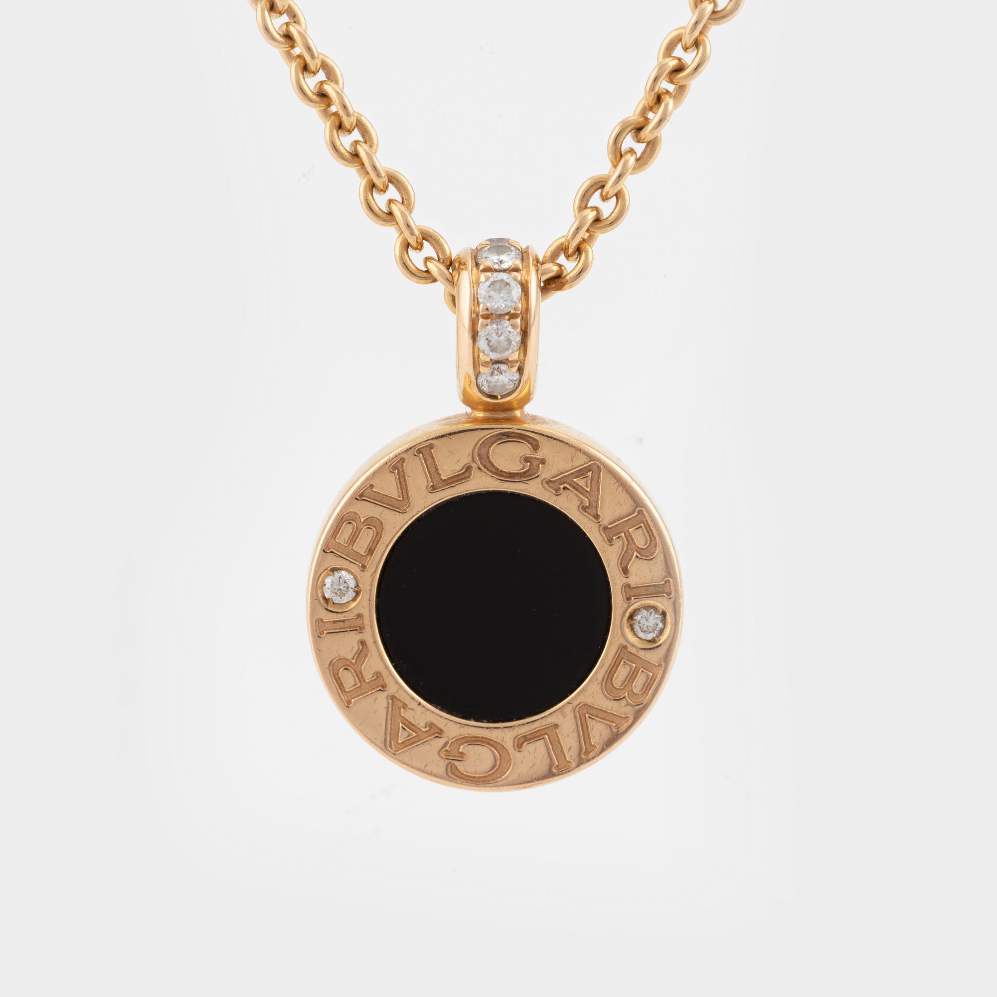 A Bulgari necklace in 18K gold with onyx and mother-of-pearl, and round brilliant-cut diamonds.