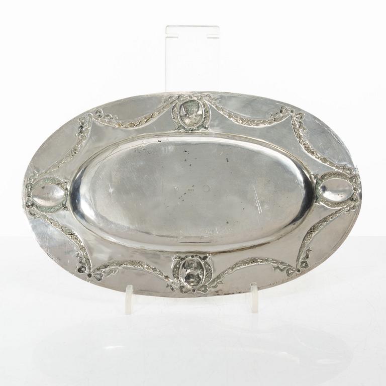 A Rococo style silver sauce boat with dish, 20th Century.