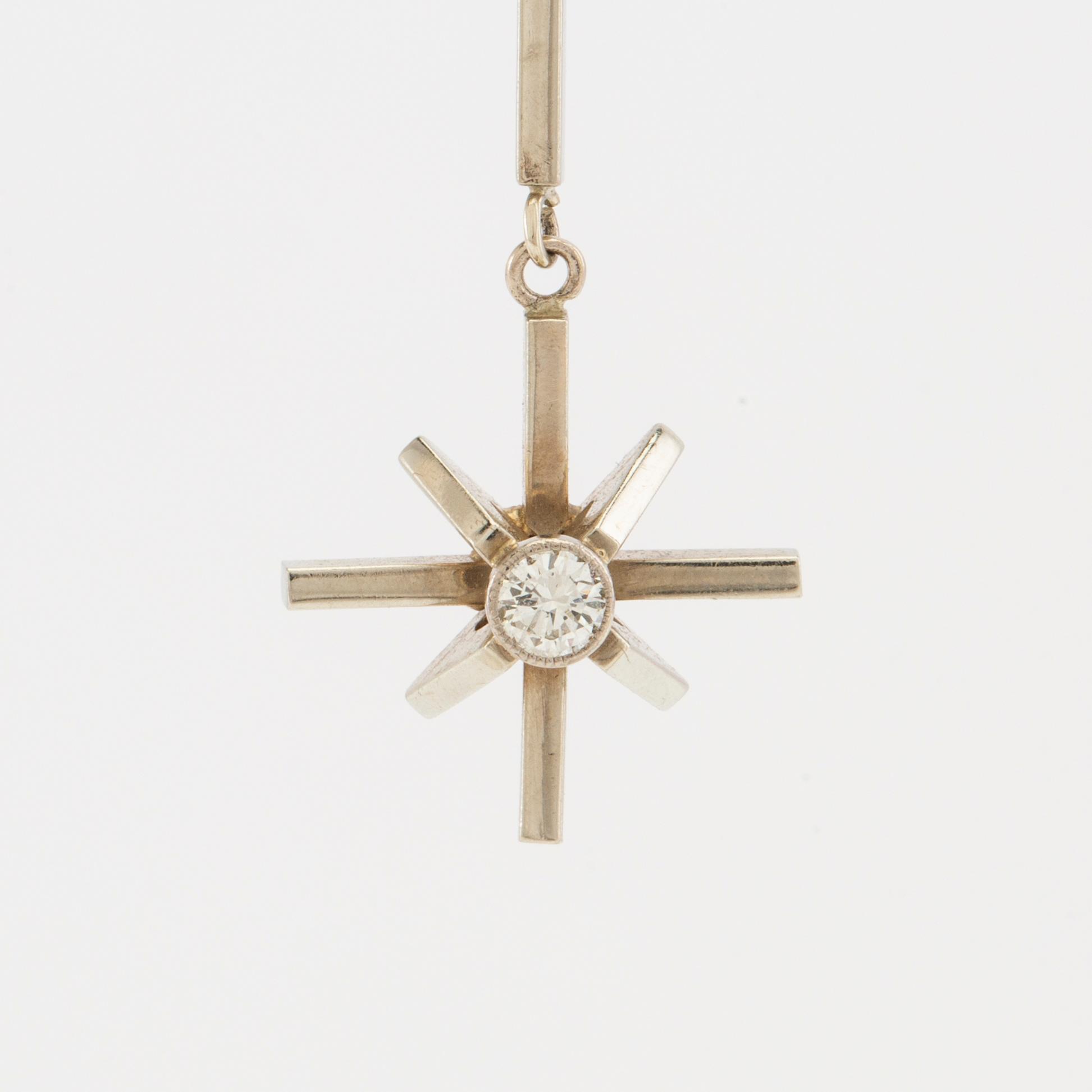 Ett örhänge 18K vitguld med en rund briljantslipad diamant.