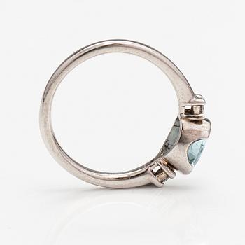 A 14K white gold ring with an aquamarine and diamonds ca. 0.08 ct in total.