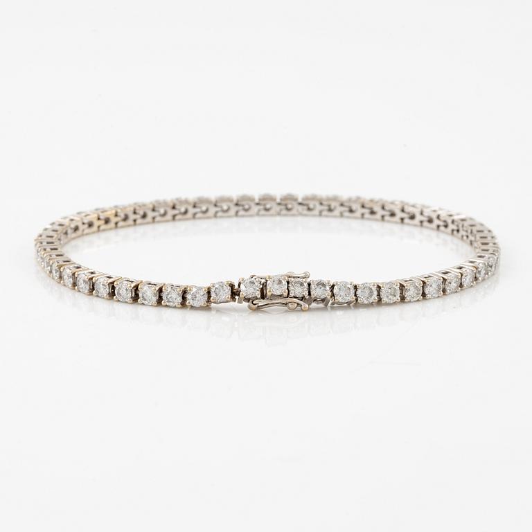 Tennis bracelet 18K white gold with round brilliant-cut diamonds.