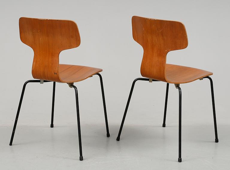 STOLAR, ett par, modell 3103, design Arne Jacobsen by Fritz Hansen. Danmark, 1973.