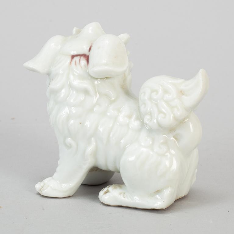 A Chinese blanc de chine figurine of a buddhist lion, 20th century.