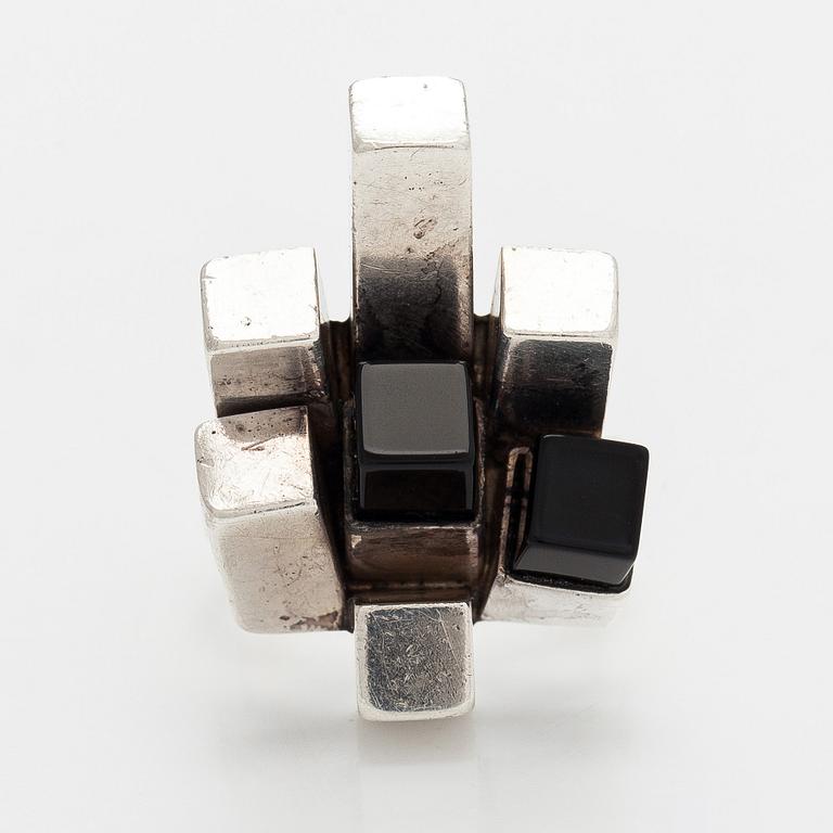 Helge Narsakka, ring, onyx, silver, Kaunis Koru, 1978.