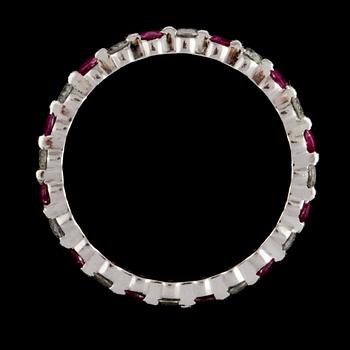 RING, platina med briljantslipade diamanter, ca 0.60 ct samt fasettslipade rosa safirer. Vikt 2,7 g.